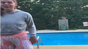 Red Print Leg­gings worn by Hannah Brown in The Bachelorette