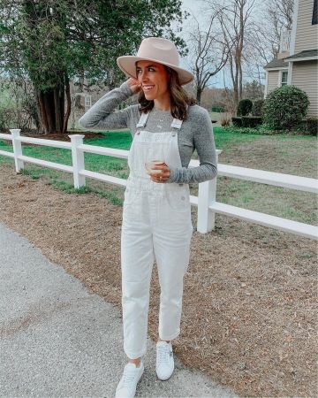 Mono de pierna recta blanco de Kate en la cuenta de Instagram @pinesandpalms3
