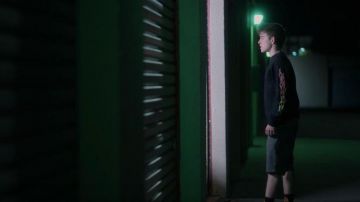 Flamme Imprimé Pull porté par Charlie Harding (Sam McCarthy) dans la Mort pour Moi la Saison 2 Épisode 1