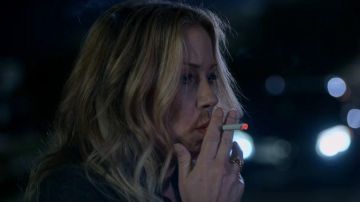 Gold Quinn Rings worn by Jen Harding (Christina Applegate) in Dead to Me Season 2 Episode 1