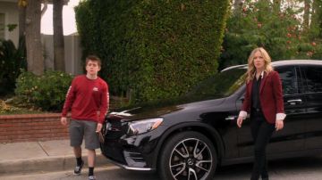 Red Blazer worn by Jen Harding (Christina Applegate) in Dead to Me Season 2 Episode 1