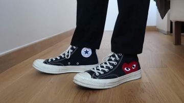 The pair of Converse x comme des garçons of Laroutineyt in his YouTube video All my Sneakers !