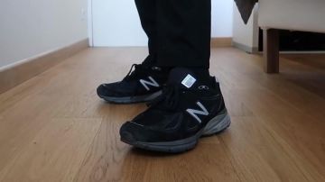 Zapatillas New Balance 990 v5 Black de Laroutineyt en su video de YouTube ¡Todas mis zapatillas!