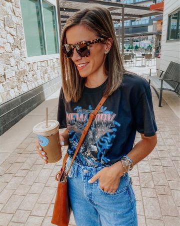 Camiseta negra de Kate en la cuenta de Instagram @pinesandpalms3