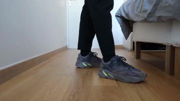 El par de Adidas Yeezy 700 Mauve de Laroutineyt en su vídeo de YouTube All my Sneakers!