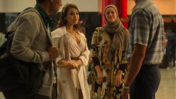 La robe couleur beige porté par Lu (Danna Paola) dans Élite (S03E08)