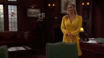 Maje Jaune soleil Écharpe Cravate Robe portée par Donna Logan (Jennifer Gareis) comme on le voit sur Le Gras et le Beau 23 avril 2020