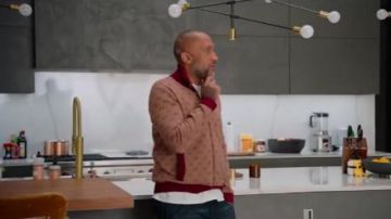Knit­ted Jack­et worn by Kenya Barris (Kenya Barris) in #blackAF Season 1 Episode 5
