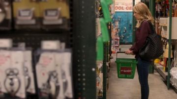 Quilted Tote Bag worn by Jen Harding (Christina Applegate) in Dead to Me Season 2 Episode 1