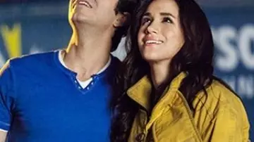 La veste en cuir jaune portée par Amy Peterson (Meghan Markle) dans L'étincelle de l'amour