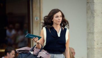 The blouse the Lanvin worn by Villanelle (Jodie Comer) in the serial Killing Eve (S01E01)