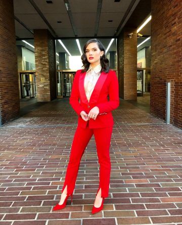 Gianvito Rossi Ellipsis High-Back Suede Pumps usadas por Katie Stevens en su cuenta de Instagram @thekatiestevens