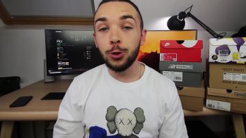 La camiseta blanca de Uniqlo X Kaws que lleva Vinceeh en su vídeo ¡LAS ZAPATILLAS QUE NO ME ARREPIENTO DE HABER COMPRADO!