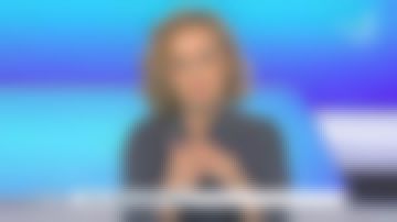 La robe d'inspiration officier Valentine Gauthier de Caroline Roux dans C dans l'air le 27.04.2020