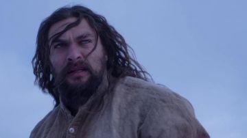 Le coton et la chemise en lin porté par Declan Harpe (Jason Momoa) comme on le voit dans Frontier (Saison 2)
