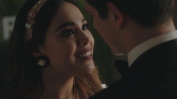 Le bandeau satiné orné de cristaux et de fleurs porté par Lu (Danna Paola) dans la série Elite