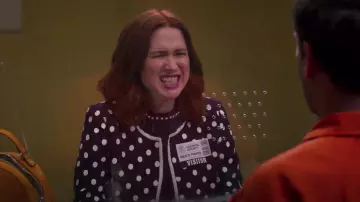 Le veste à pois blanc portée par Kimmy Schmidt (Ellie Kemper) dans Unbreakable Kimmy Schmidt: Kimmy vs. the Reverend