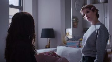 Gris pull porté par Darby (Anna Kendrick) dans l'Amour de la Vie (Saison 1)