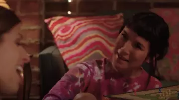 Le sweatshirt tie and dye porté par Sara (Zoë Chao) dans Love Life (Saison 1)