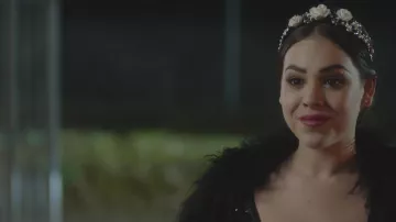 Le serre-tête à fleurs et perles de Lu (Danna Paola) dans Élite (S01E04)