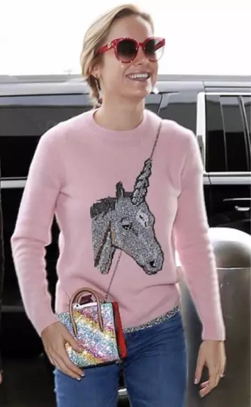 Le pull rose Licorne porté par Brie Larson sur le compte Instagram de @brielarson_closet