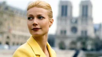 La blazer jaune de Donna Jensen (Gwyneth Paltrow) dans Hôtesse à tout prix