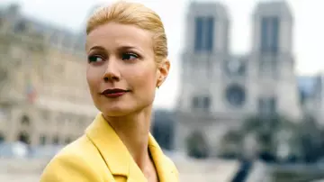 La blazer jaune de Donna Jensen (Gwyneth Paltrow) dans Hôtesse à tout prix