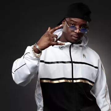 Le survêtement NI noir/or porté par Ninho sur son compte Instagram @ninhosdt 