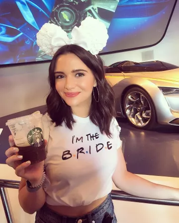 "Je suis la Mariée" logo T-Shirt porté par Katie Stevens sur son Instagram account @thekatiestevens