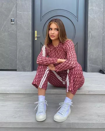 Christian Dior Bur­gundy Dioris­si­mo Top Pants Set of Kylie Jenner on the Instagram account @kyliejenner April 27, 2020