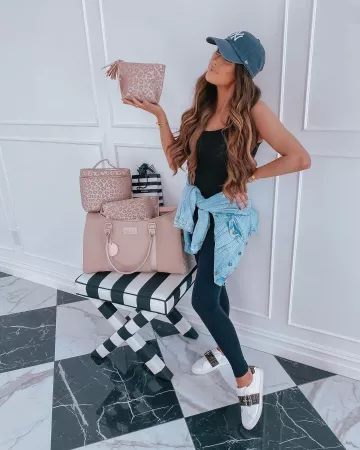 Casquette de Baseball Noire de Emily sur l'Instagram account @emilyanngemma