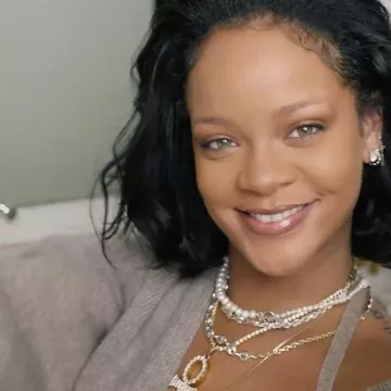 Khaite Scarlet Cardigan usado por Rihanna Fenty Beauty Instagram 26 de abril de 2020