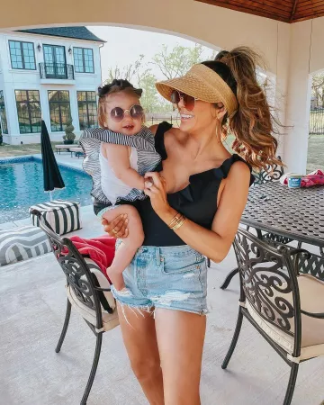 Denim Short of Emily en la cuenta de Instagram @emilyanngemma
