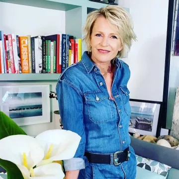 The belt in turquoise from Sophie Davant on his account Instagram @sophie_davant