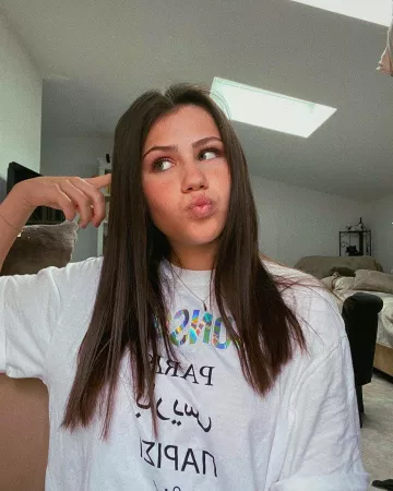 Le t-shirt blanc Paris porté par Rose Thr sur son compte Instagram @rose.thr