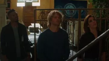 Camisa delantera con botón de manga 3/4 usada por Kensi Blye (Daniela Ruah) en NCIS: Los Angeles Temporada 11 Episodio 22