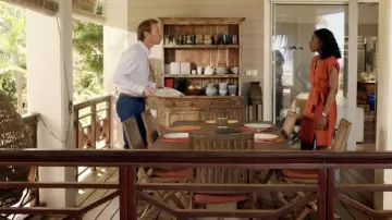 The dress buttoned to Win (Sara Martins) in Meetings (Season 1 Episode 4)