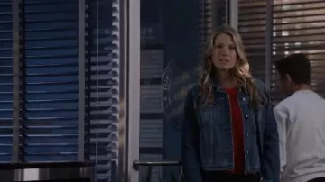 Veste en jean porté par le Dr Grace Sawyer (Ali Larter) dans La première Saison 2 Épisode 18