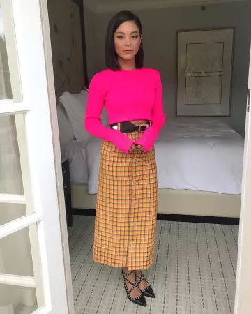 Falda abotonada Balenciaga usada por Vanessa Hudgens en su cuenta de Instagram @vanessahudgens