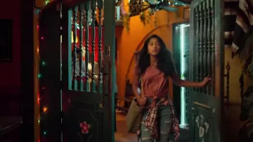 Bolso bandolera usado por Devi (Maitreyi Ramakrishnan) en Never Have I Ever Temporada 1 Episodio 7