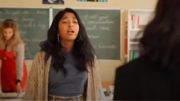 Crème Knit Cardigan porté par Devi (Maitreyi Ramakrishnan) dans je n'Ai Jamais Jamais Saison 1 Épisode 7