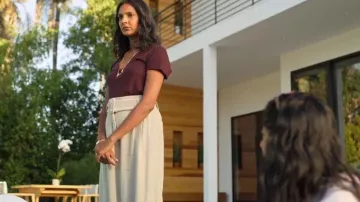 Belted Crepe Wide-leg Pants usado porNalini Vishwakumar (Poorna Jagannathan) en Never Have I Ever Temporada 1 Episodio 10