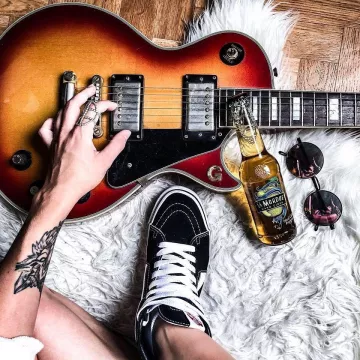 La paire de sneakers Vans Sk8-Hi portée par Emy Ltr sur son compte Instagram @emy_ltr