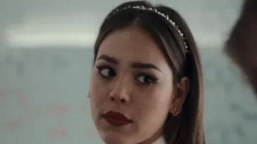 Le serre-tête avec pointes porté par Lu (Danna Paola) dans la série Élite