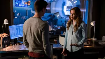 La chemise en jean portée par Caitlin Snow (Danielle Panabaker) dans Flash S05E06