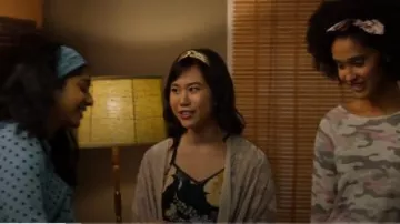 Nightbird Burnout Kimono usado por Eleanor (Ramona Young) en Never Have I Ever Temporada 1 Episodio 7
