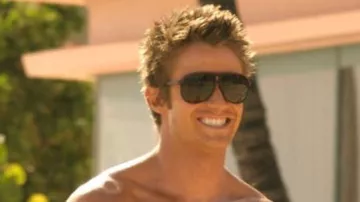 The sunglasses Clay Evans (Robert Buckley) in The Brothers Scott