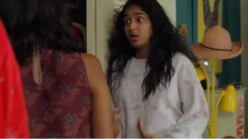 Suéter Tie Dye púrpura y rosa usado por Devi (Maitreyi Ramakrishnan) en Never Have I Ever Temporada 1 Episodio 9