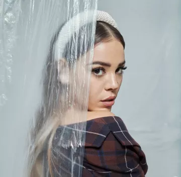 Le serre-tête avec perles transparentes à facette porté par Danna Paola sur un post Instagram