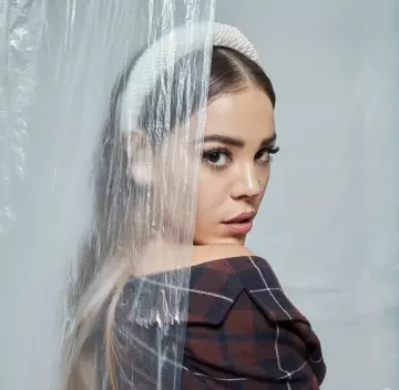 Le serre-tête avec perles transparentes à facette porté par Danna Paola sur un post Instagram